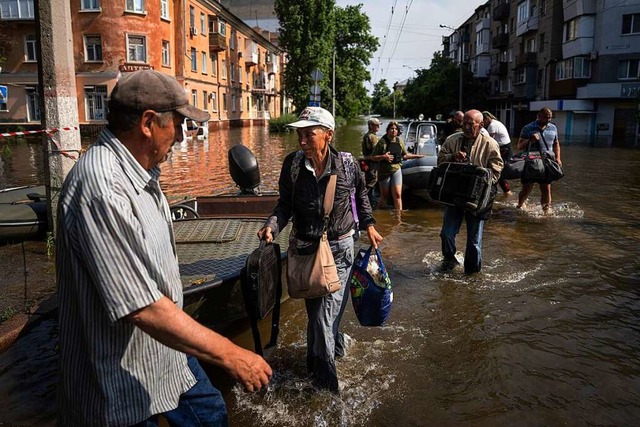 Menschen werden aus dem berfluteten C...noch am grten, so Tetiana Stawnychy.  | Foto: Evgeniy Maloletka (dpa)