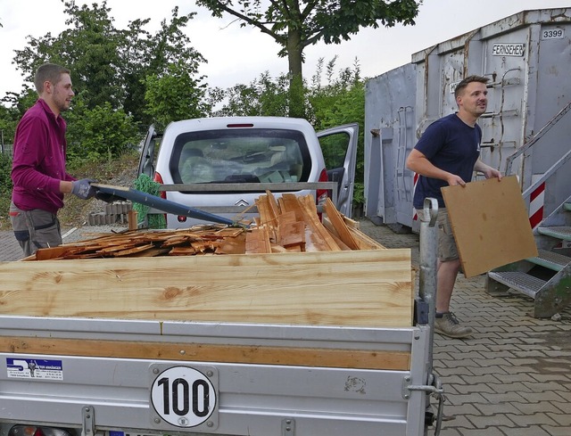 Martin Maier und Torsten Thoma entsorg...obelokal des Musikvereins Harpolingen.  | Foto: Florian Schmieder