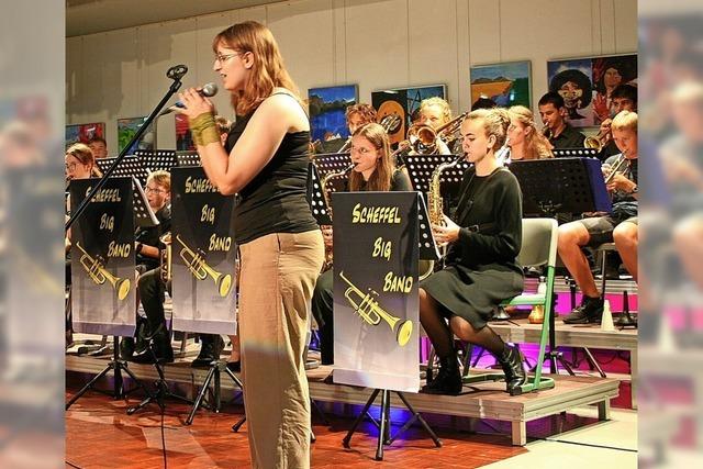 Das Publikum feiert die Scheffel-Big-Band