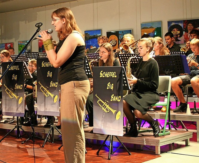 Merle Weidt hat die Big Band des Schef...t im Lichthof der Schule untersttzt.   | Foto: Lara Stanzel