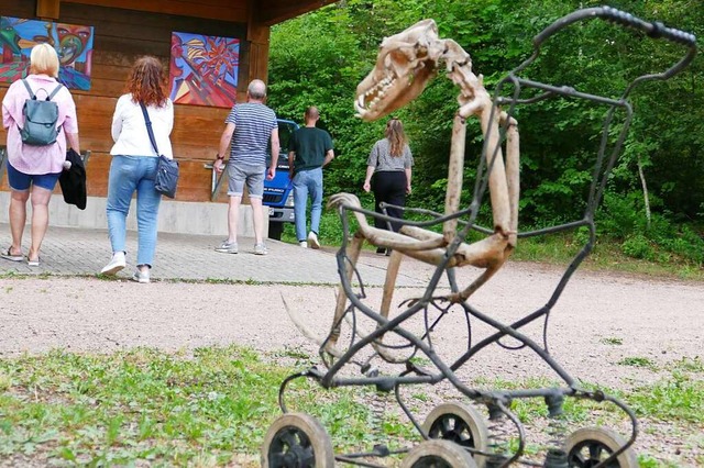 Ein Skelett im Rahmen eines Kinderwage...inem Grndungsmitglied des Kollektivs.  | Foto: Martina David-Wenk