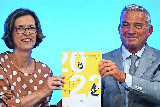 Innenminister Thomas Strobl und Verfas...Verfassungsschutzbericht fr 2022 vor.  | Foto: Bernd Weibrod (dpa)