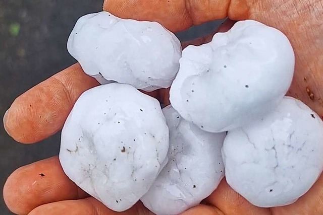 Groe Hagelkrner fielen in Kassel vom Himmel.  | Foto: Hutter (dpa)