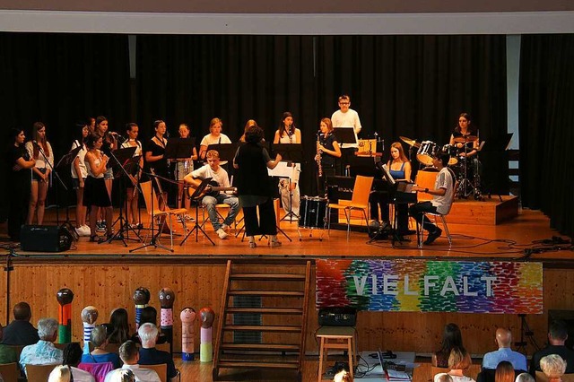 Die Schulband sorgte fr den musikalis...Offene Bhne des Gymnasiums Kenzingen.  | Foto: Stefan Henninger