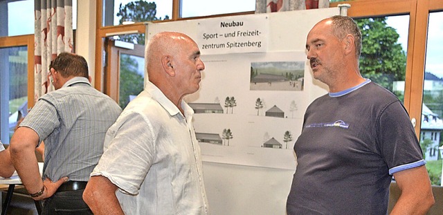 Nach der Veranstaltung kamen Brger miteinander ins Gesprch.  | Foto: Christiane Sahli