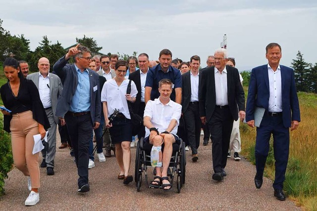 Winfried Kretschmann (Zweiter von rech...aftanlage auf der Hornisgrinde kmpft.  | Foto: Hubert Rderer