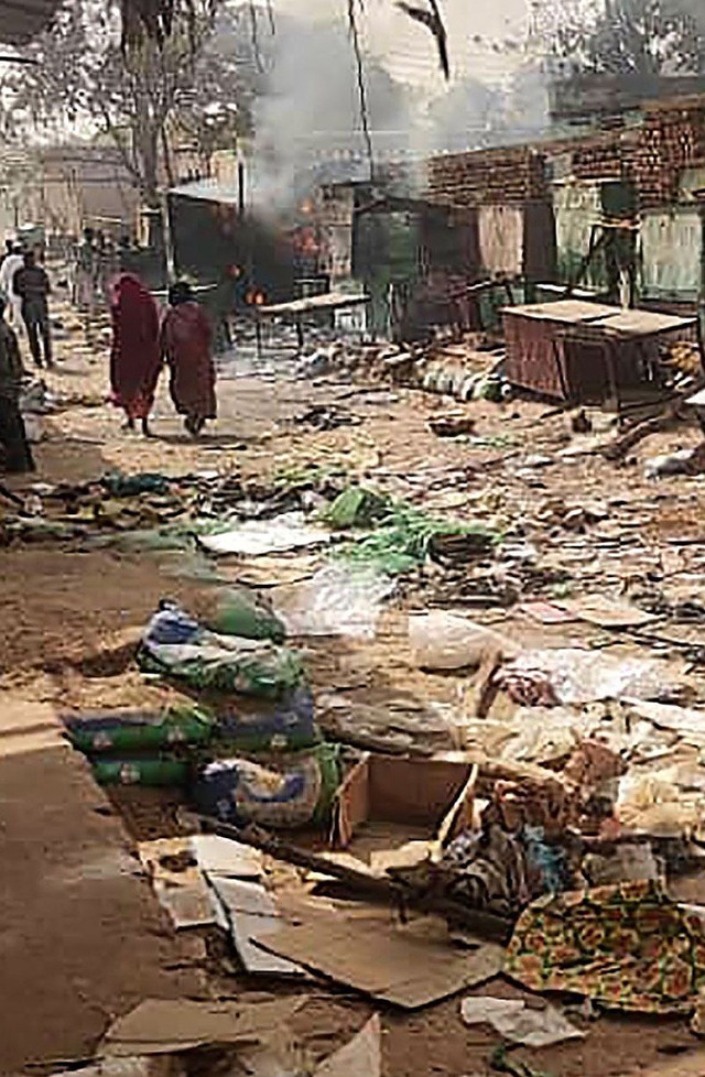 Hohes Ausma der Zerstrung: Menschen ...dem Markt der Hauptstadt West-Darfurs.  | Foto: - (AFP)