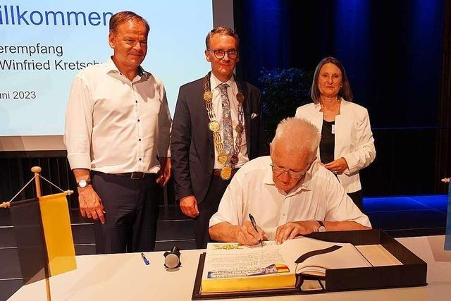 Ministerpräsident Winfried Kretschmann trägt sich ins Goldene Buch der Stadt Lahr ein