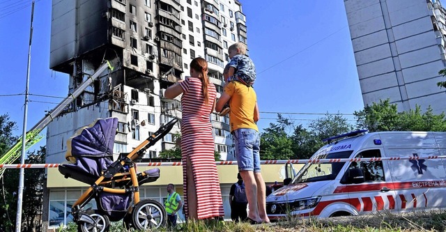 Schwer zerstrt ist dieses Haus in Kiew nach einem Luftangriff.  | Foto: SERGEI SUPINSKY (AFP)