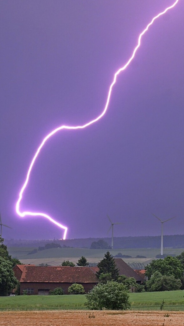 Blitzeinschlag in Niedersachsen  | Foto: Julian Stratenschulte (dpa)