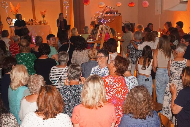 Groer Andrang beim ersten Freundinnen...n der evangelischen Kirche in Weisweil  | Foto: Ilona Hge