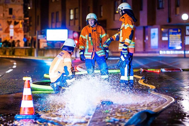 Braunschweig: Einsatzkrfte der Feuerw...asser aus einem Keller auf die Strae.  | Foto: Moritz Frankenberg (dpa)