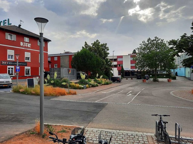 Wo jetzt noch Autos parken (Bildmitte)... ein Weg fr Fugnger entlang fhren.  | Foto: Hannes Lauber