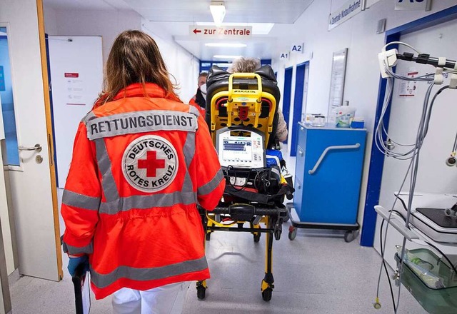 Eine Schlaganfallpatientin wird in ein...2;Stroke-Unit&#8220; behandelt werden.  | Foto: Boris Roessler (dpa)