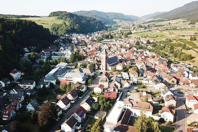 Die Elzacher Innenstadt mit der Ortsumfahrung (rechts oben).  | Foto: Michael Saurer