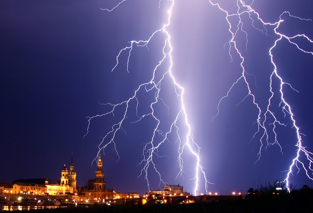 Die Temperatur eines Blitzes liegt bei etwa 20.000 bis 30.000 Grad Celsius.  | Foto: Ralf Hirschberger (dpa)