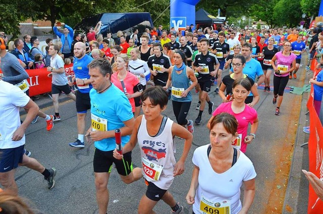 Hunderte Teilnehmerinnen und Teilnehme...nwendlauf an den Start, wie hier 2019.  | Foto: Verein