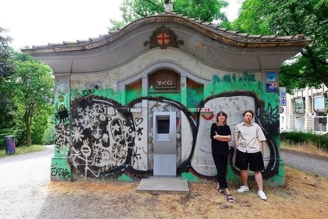 In einer ffentlichen Toilette in Freiburg ist nun eine Kunstausstellung