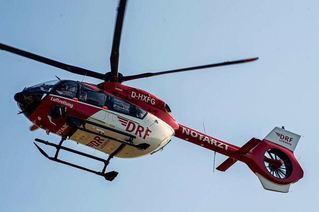 Mit einem Rettungshubschrauber wurde die Verletzte in ein Krankenhaus geflogen.  | Foto: Stefan Sauer (dpa)