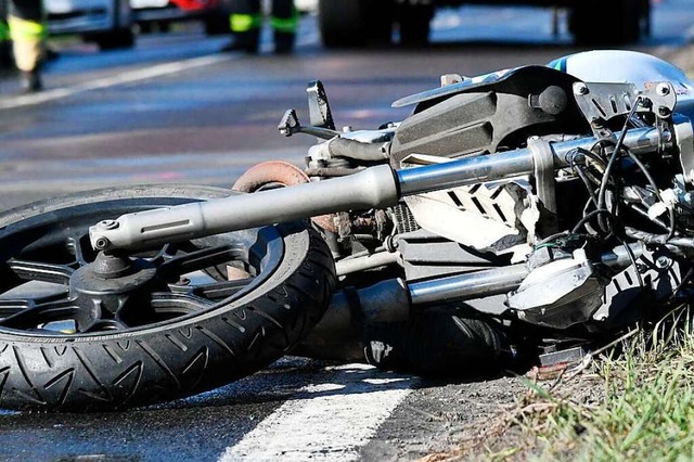 Der Motorradfahrer erlag zwei Wochen n...en schweren Verletzungen (Symbolfoto).  | Foto: Julian Sthle