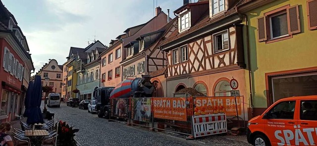 Wo derzeit eifrig gebaut wird, soll im...smusinfo der Stadt Endingen einziehen.  | Foto: Martin Wendel