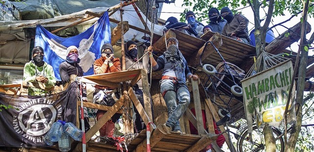 Bekannte Waldbesetzung: Aktivisten des Hambacher Forsts 2018  | Foto: Christophe Gateau (dpa)