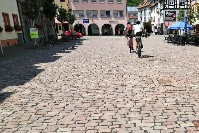 Viele fahren vorsichtig ber den Marktplatz (Foto), aber nicht alle.  | Foto: Sylvia Sredniawa