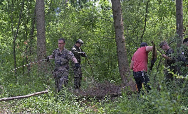 Eine Gruppe Soldaten der Brigade befre... ausgelichteten Wald von alten sten.   | Foto: Volker Mnch