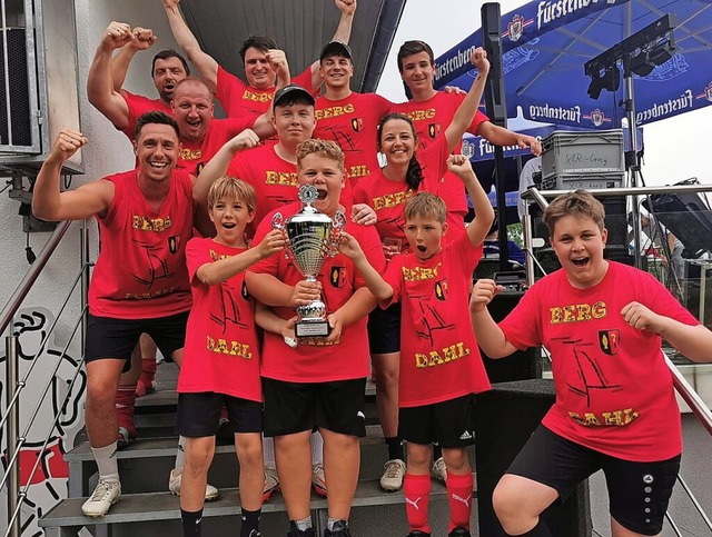 So sehen Sieger aus in Nordweil: Das Team Berg un Dahl mit dem Pokal.  | Foto: Werner Schnabl