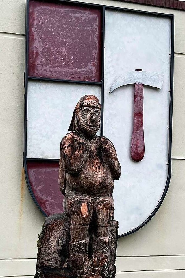 Das Wappen von Todtnauberg am Kurhaus mit dem Rucksackberger  | Foto: Monika Weber