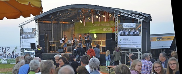 Die Bhne auf dem Sportplatz wird am Wochenende viele Musiker beherbergen.  | Foto: Christiane Sahli