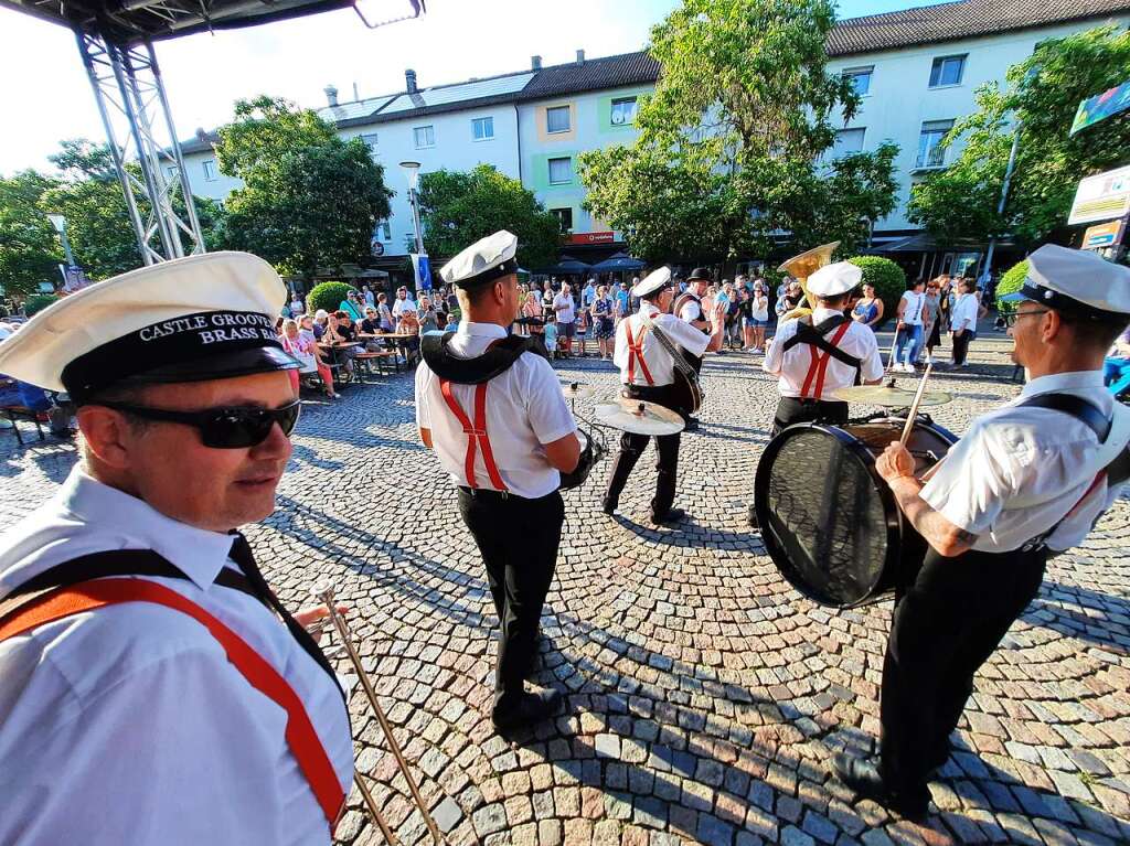 Viel Musik und noch mehr Spa: Der erste Abend des 3-Lnder-Stadt-Festivals in Weil am Rhein ist ein groer Erfolg.