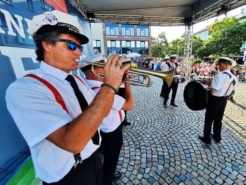 Viel Musik und noch mehr Spa: Der erste Abend des 3-Lnder-Stadt-Festivals in Weil am Rhein ist ein groer Erfolg.