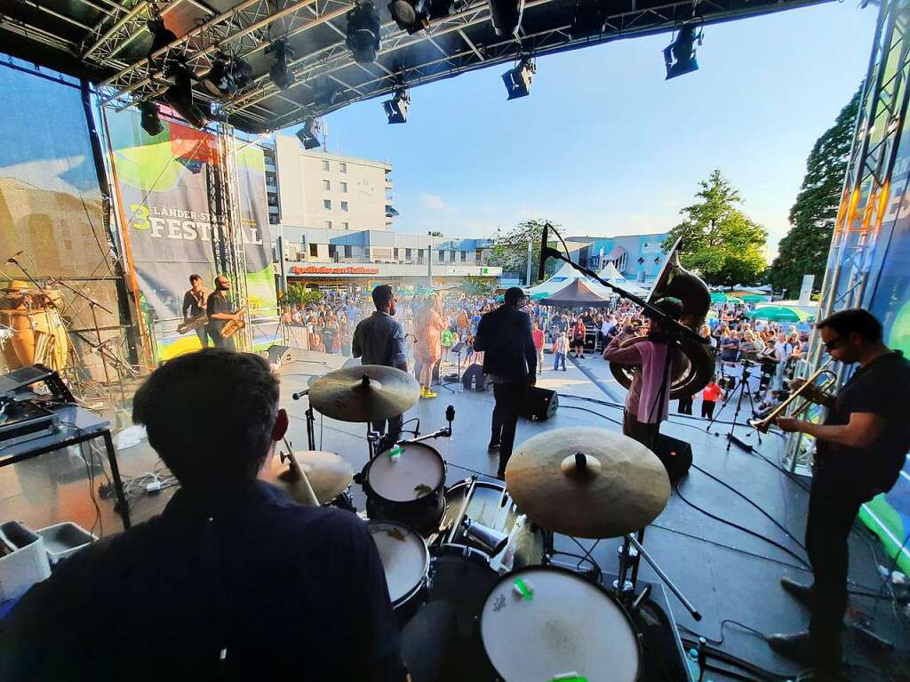 Viel Musik und noch mehr Spa: Der erste Abend des 3-Lnder-Stadt-Festivals in Weil am Rhein ist ein groer Erfolg.