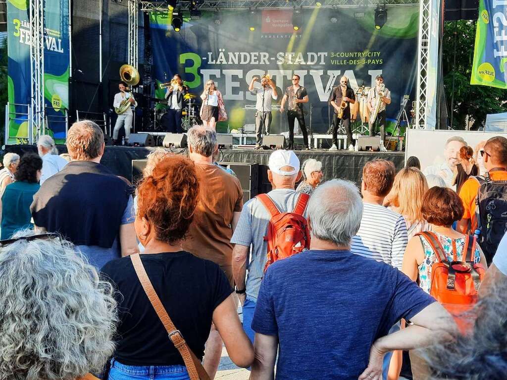 Viel Musik und noch mehr Spa: Der erste Abend des 3-Lnder-Stadt-Festivals in Weil am Rhein ist ein groer Erfolg.