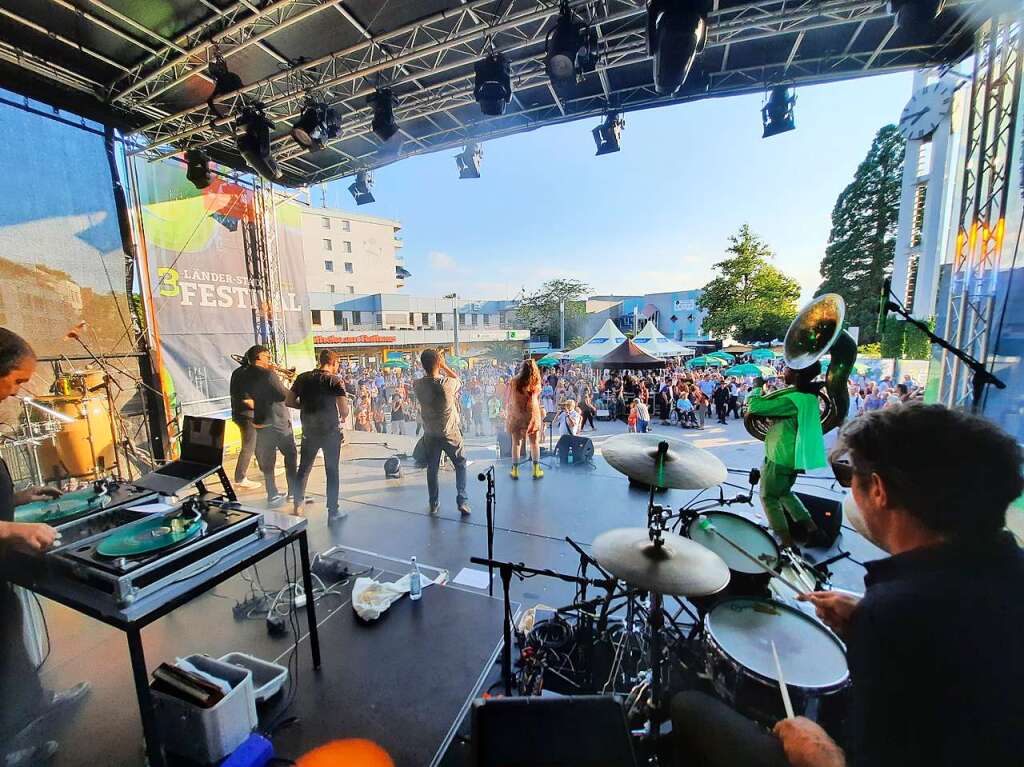 Viel Musik und noch mehr Spa: Der erste Abend des 3-Lnder-Stadt-Festivals in Weil am Rhein ist ein groer Erfolg.