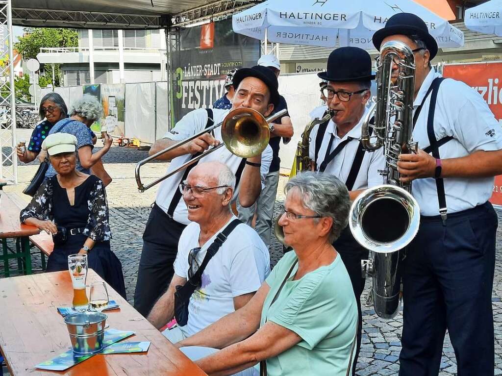 Viel Musik und noch mehr Spa: Der erste Abend des 3-Lnder-Stadt-Festivals in Weil am Rhein ist ein groer Erfolg.