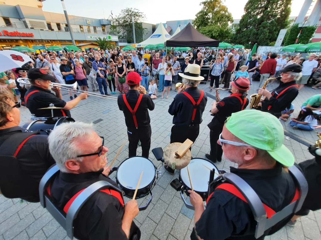 Viel Musik und noch mehr Spa: Der erste Abend des 3-Lnder-Stadt-Festivals in Weil am Rhein ist ein groer Erfolg.