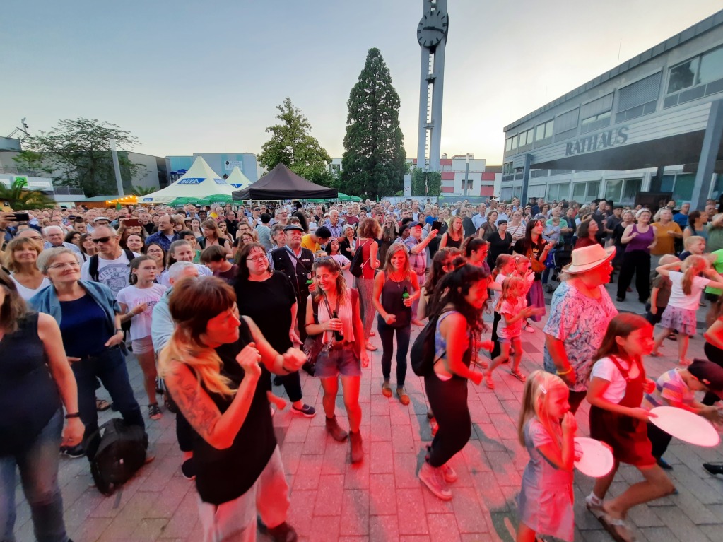 Viel Musik und noch mehr Spa: Der erste Abend des 3-Lnder-Stadt-Festivals in Weil am Rhein ist ein groer Erfolg.