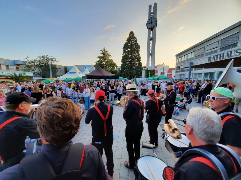 Viel Musik und noch mehr Spa: Der erste Abend des 3-Lnder-Stadt-Festivals in Weil am Rhein ist ein groer Erfolg.