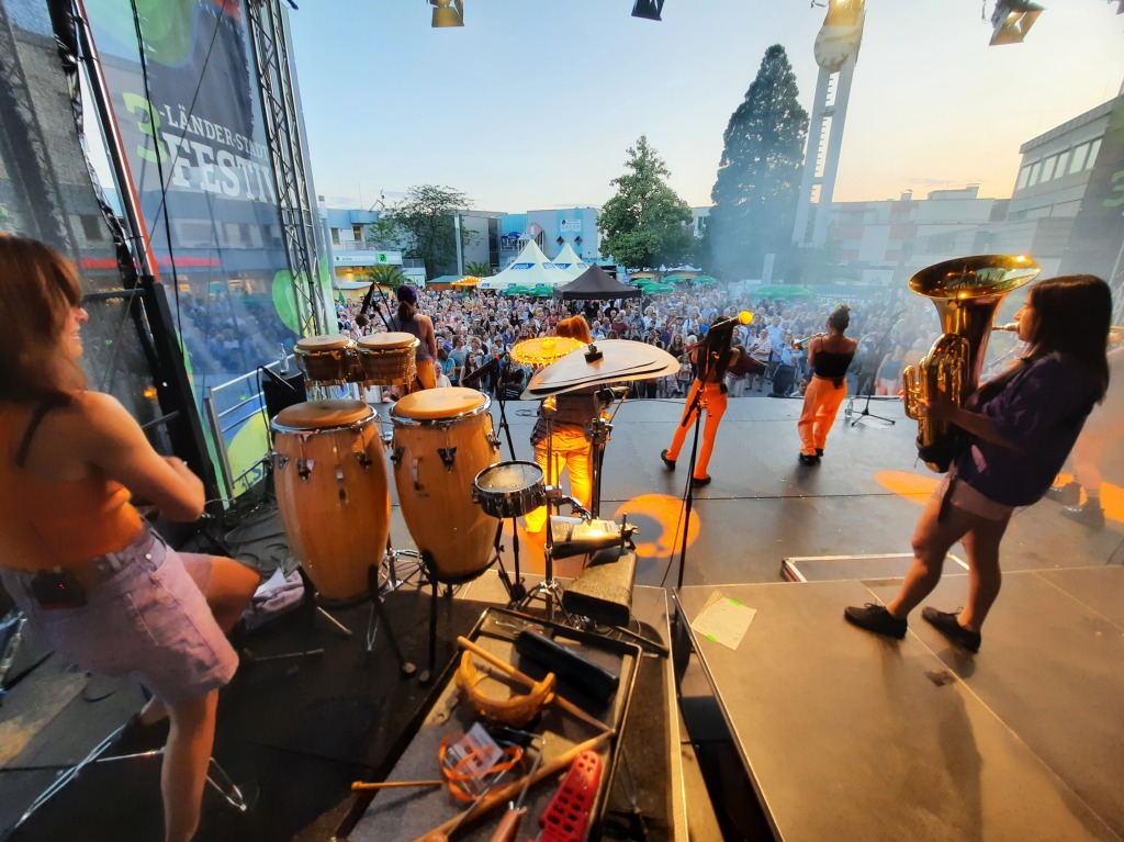 Viel Musik und noch mehr Spa: Der erste Abend des 3-Lnder-Stadt-Festivals in Weil am Rhein ist ein groer Erfolg.