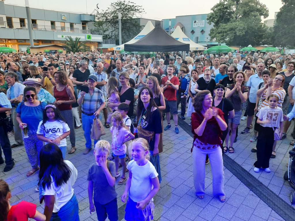 Viel Musik und noch mehr Spa: Der erste Abend des 3-Lnder-Stadt-Festivals in Weil am Rhein ist ein groer Erfolg.