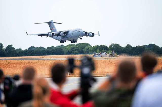 Ein C-17 Transportflugzeug der US Air ...auf dem Luftwaffensttzpunkt in Jagel.  | Foto: Daniel Reinhardt (dpa)