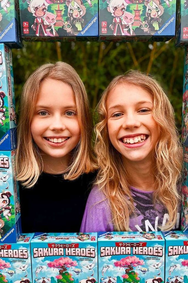 Die Spiele-Erfinderinnen: Emma (links)...Kallauch mit ihrem Spiel Sakura Heroes  | Foto: Tanja Liebmann-Dcombe