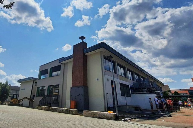 Der graue Erweiterungsbau Ost grenzt i...den Altbau der Lindenschule in Wyhlen.  | Foto: Erika Bader