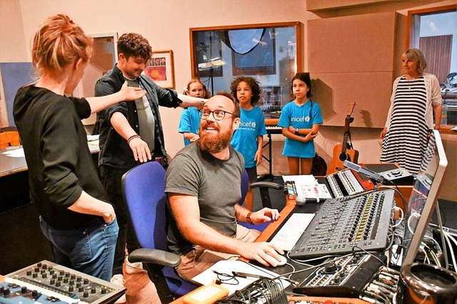 Ablia Nordmann, Maurice Kubitschek und Benjamin Heckmann mit Kindern  im Studio  | Foto: Barbara Ruda