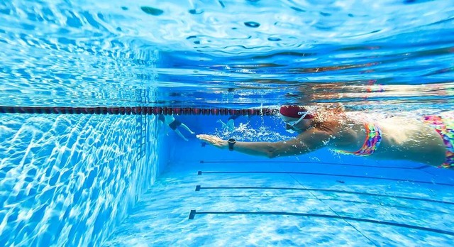 Das Rheinfelder Freibad soll zum Ganzjahresbad werden (Symbolbild).  | Foto: Julian Stratenschulte (dpa)