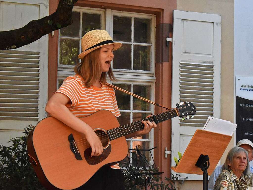 Juliane aus Weil am Rhein spielte ihre Songs im Innenhof des Museums.