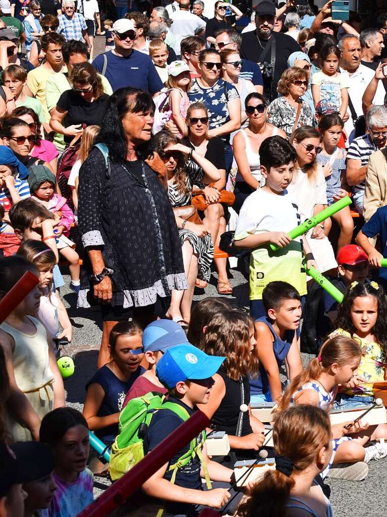 Kinder von Musikschule und Grundschulen brachten die Besucher bei der Erffnung in Stimmung.