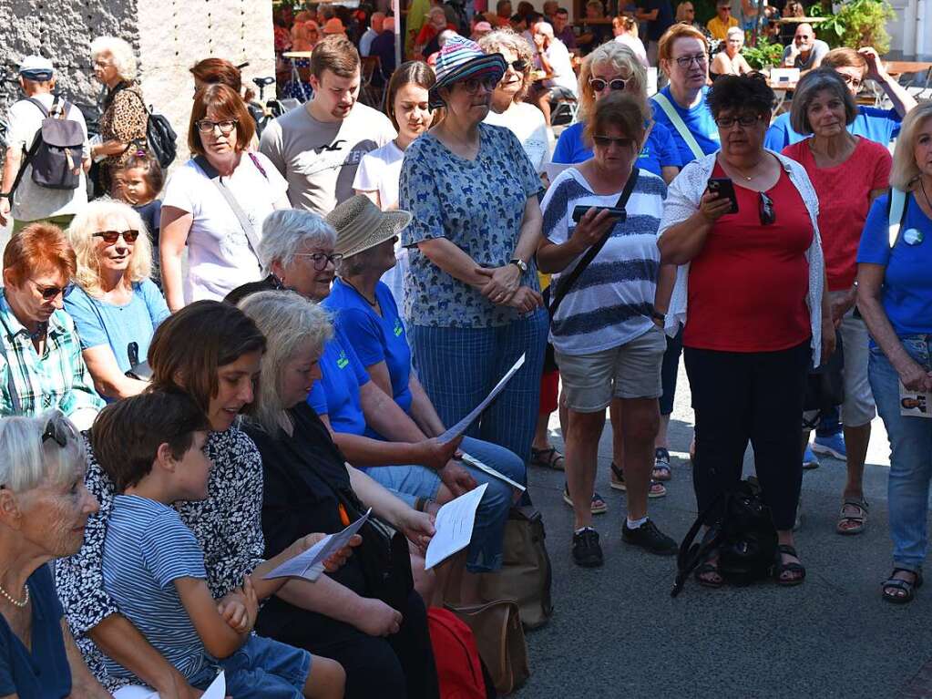 Zuhren oder Mitsingen: Publikum vor der Bhne am Alten Markt